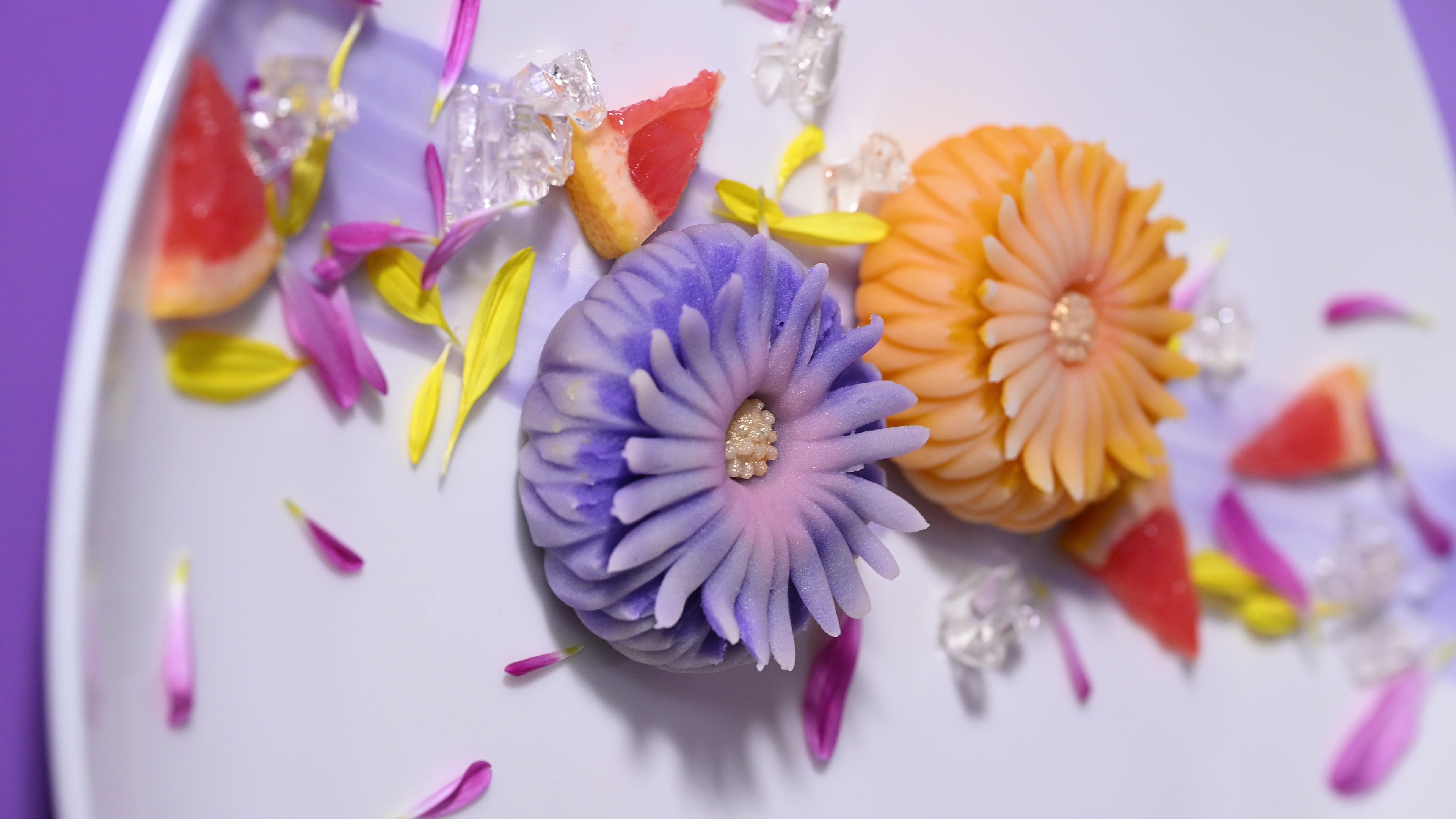 紫とオレンジの菊練り切り 花びらと氷砂糖の華やかな盛り付け