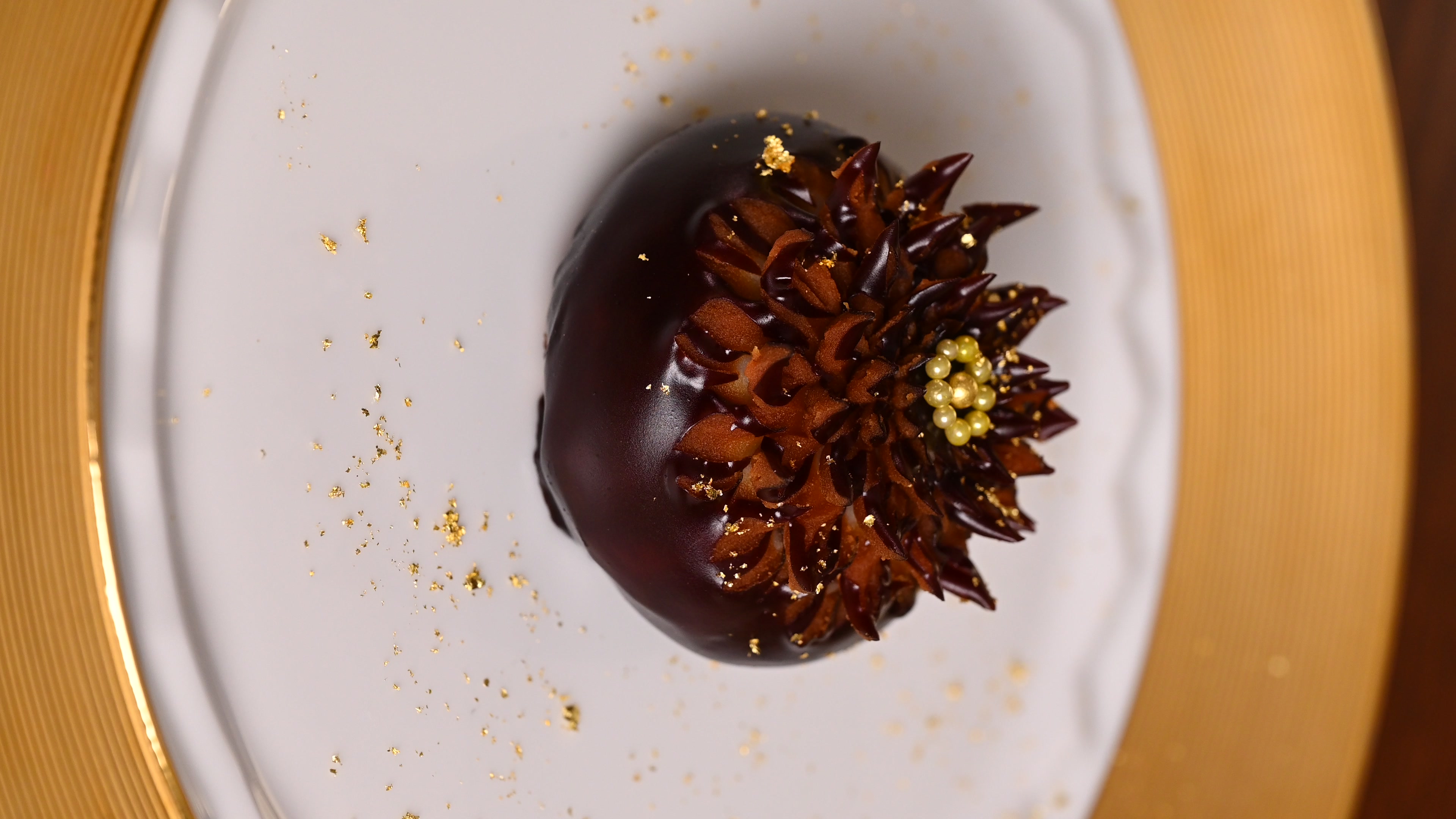 チョコオペラ練り切り 金箔と菊花の和洋融合