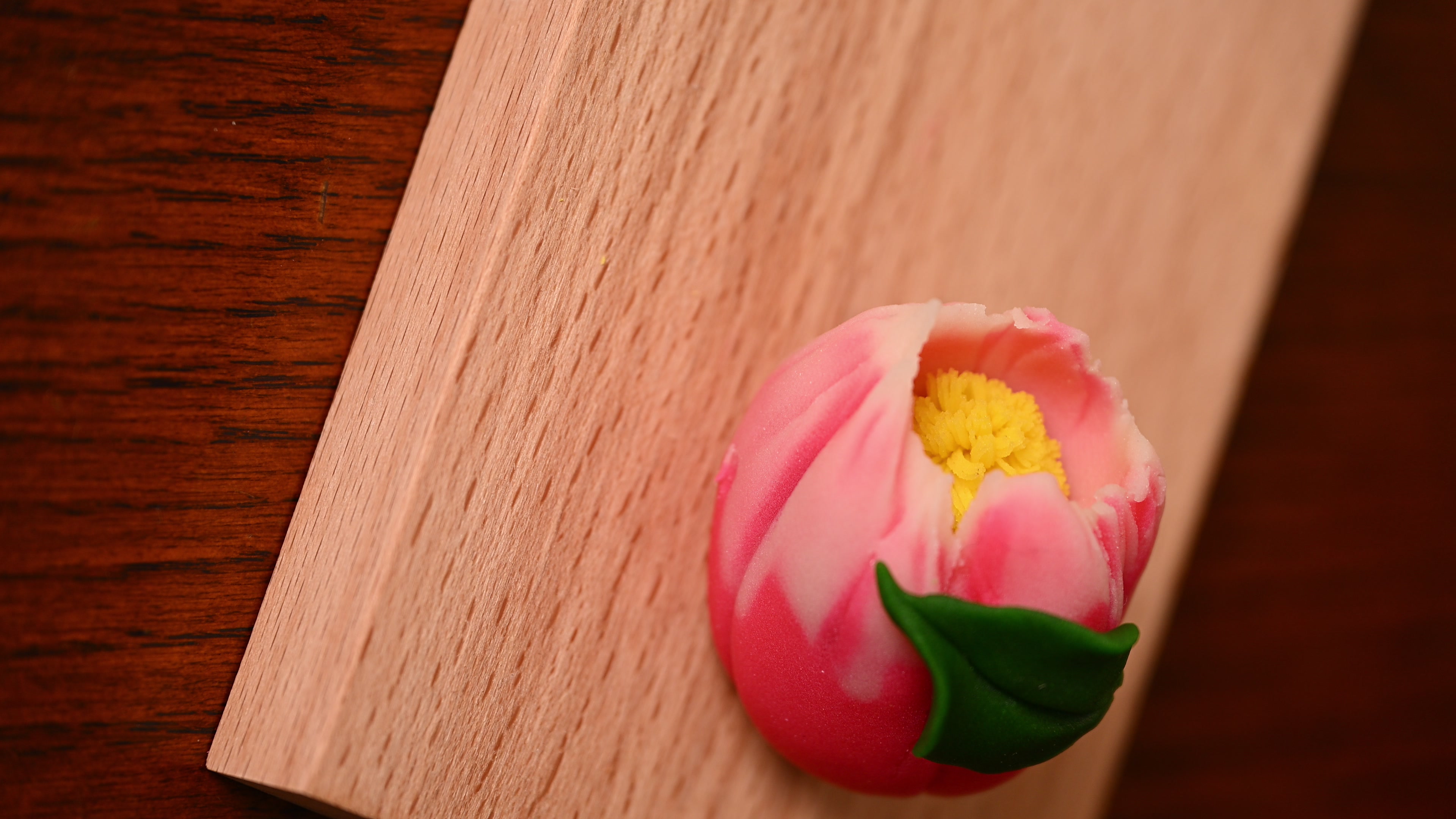 ピンク椿練り切り 黄色しべと緑葉の繊細な造形