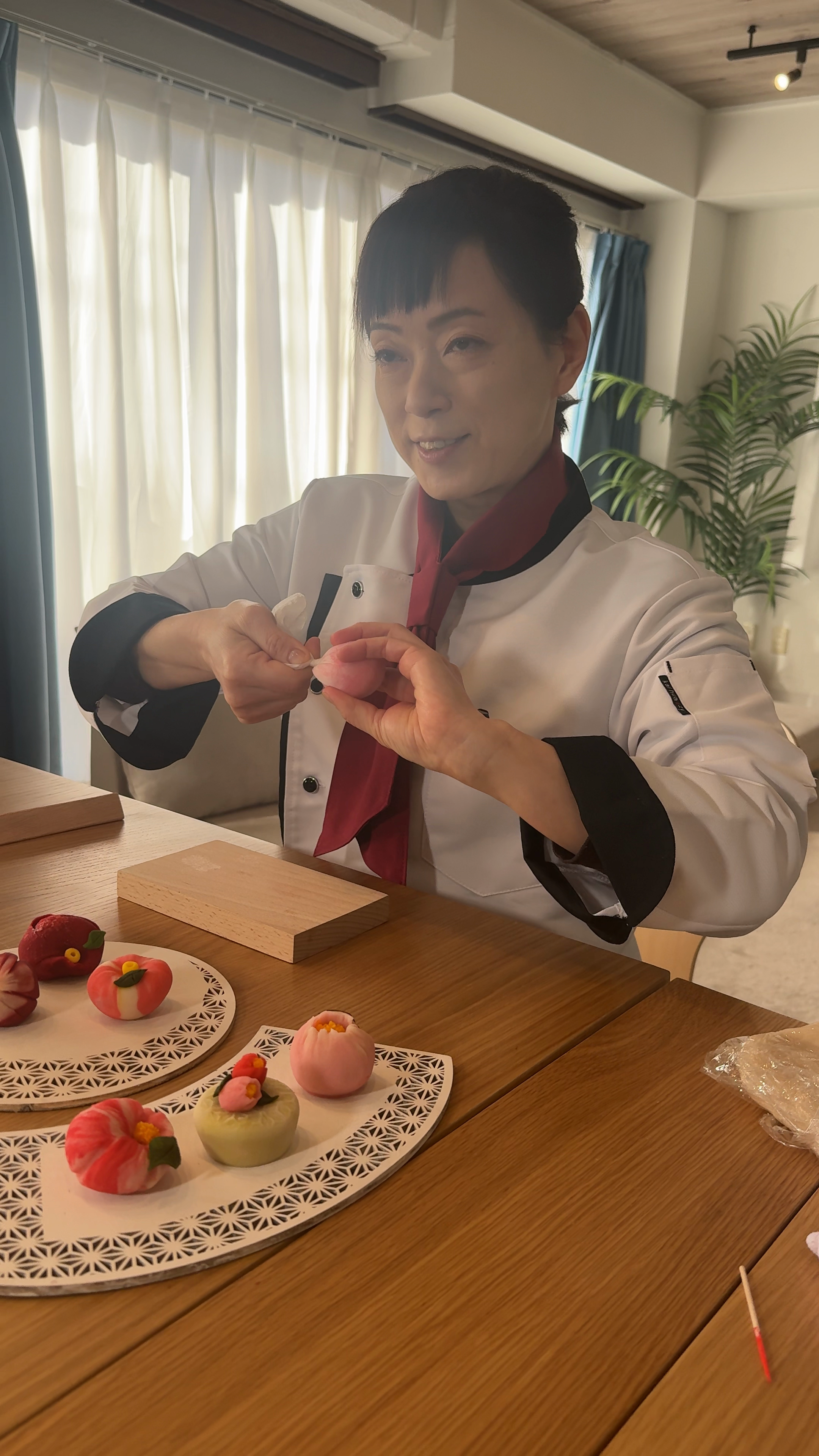 手のひらで練り切りを造形する様子